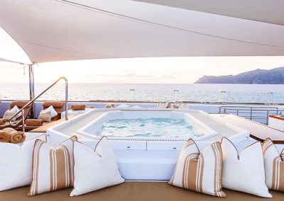 suri-adventure-yacht-charter-sun-deck-jacuzzi