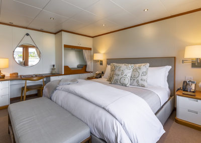 suri-adventure-yacht-charter-guest-accommodation-lagoon-VIP-stateroom