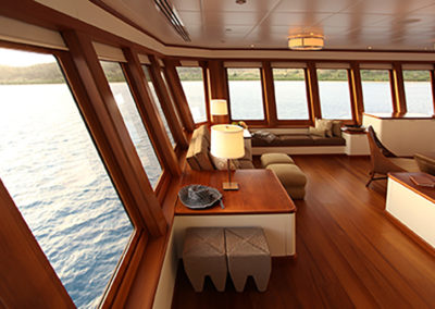 suri-adventure-yacht-charter-guest-accommodation-panoramic-observation-lounge