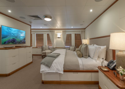 suri-adventure-yacht-charter-guest-accommodation-master-stateroom