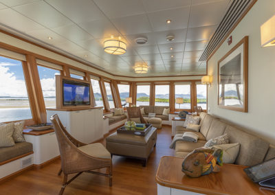 suri-adventure-yacht-charter-guest-panoramic-observation-lounge