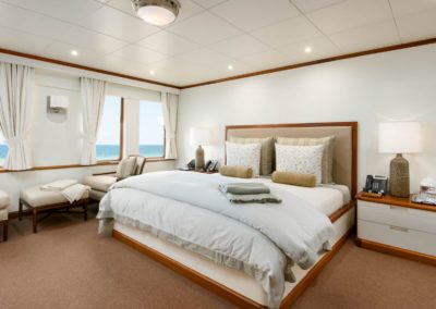 suri-charter-yacht-master-stateroom