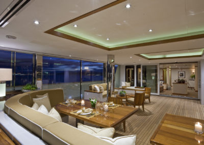 suri-yacht-charter-explorer-glass-house